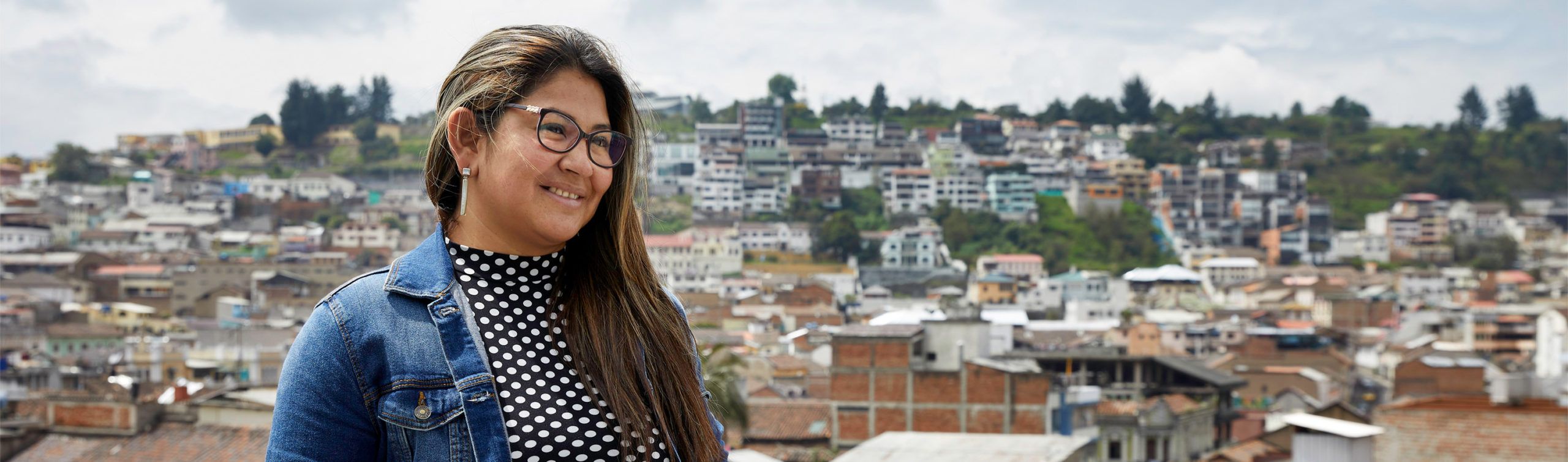 Elsie Monge en la sala de su departamento en Quito. Marzo de 2022. Foto: Karen Toro A.