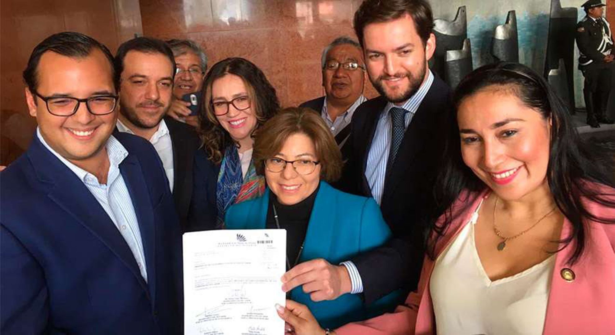 Elsie Monge en la sala de su departamento en Quito. Marzo de 2022. Foto: Karen Toro A.