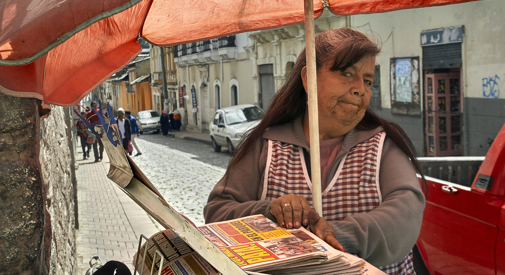 Elsie Monge en la sala de su departamento en Quito. Marzo de 2022. Foto: Karen Toro A.