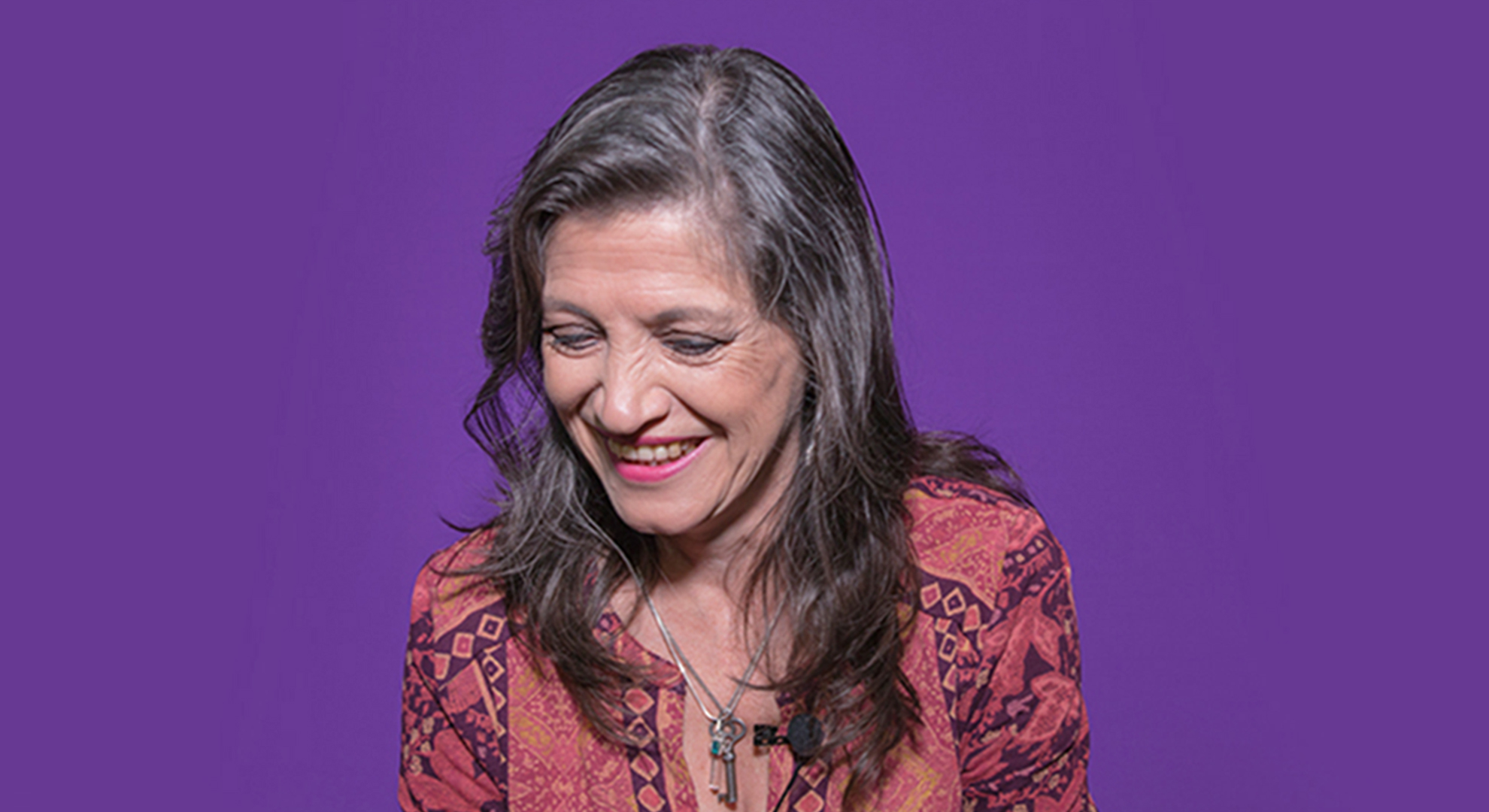 Elsie Monge en la sala de su departamento en Quito. Marzo de 2022. Foto: Karen Toro A.