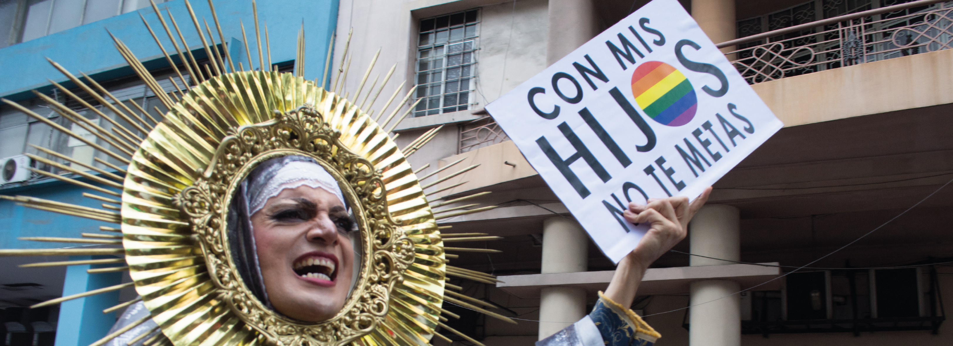 Elsie Monge en la sala de su departamento en Quito. Marzo de 2022. Foto: Karen Toro A.