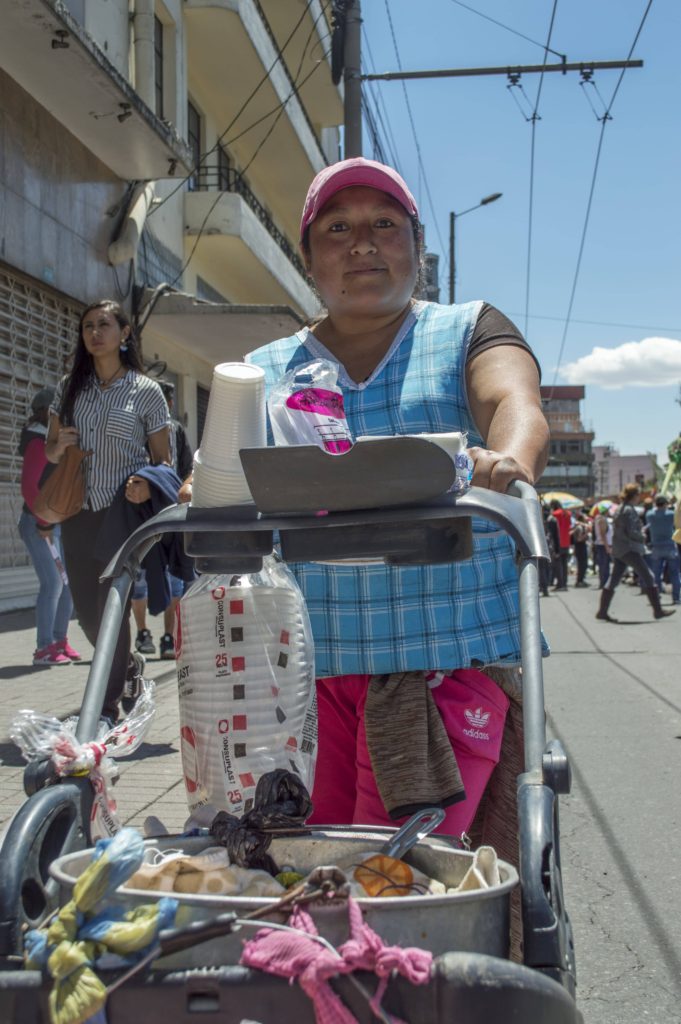 Marisol vende habitas cocinadas y la tradicional agua de horchata.
Fotografía: Meche Crespo.