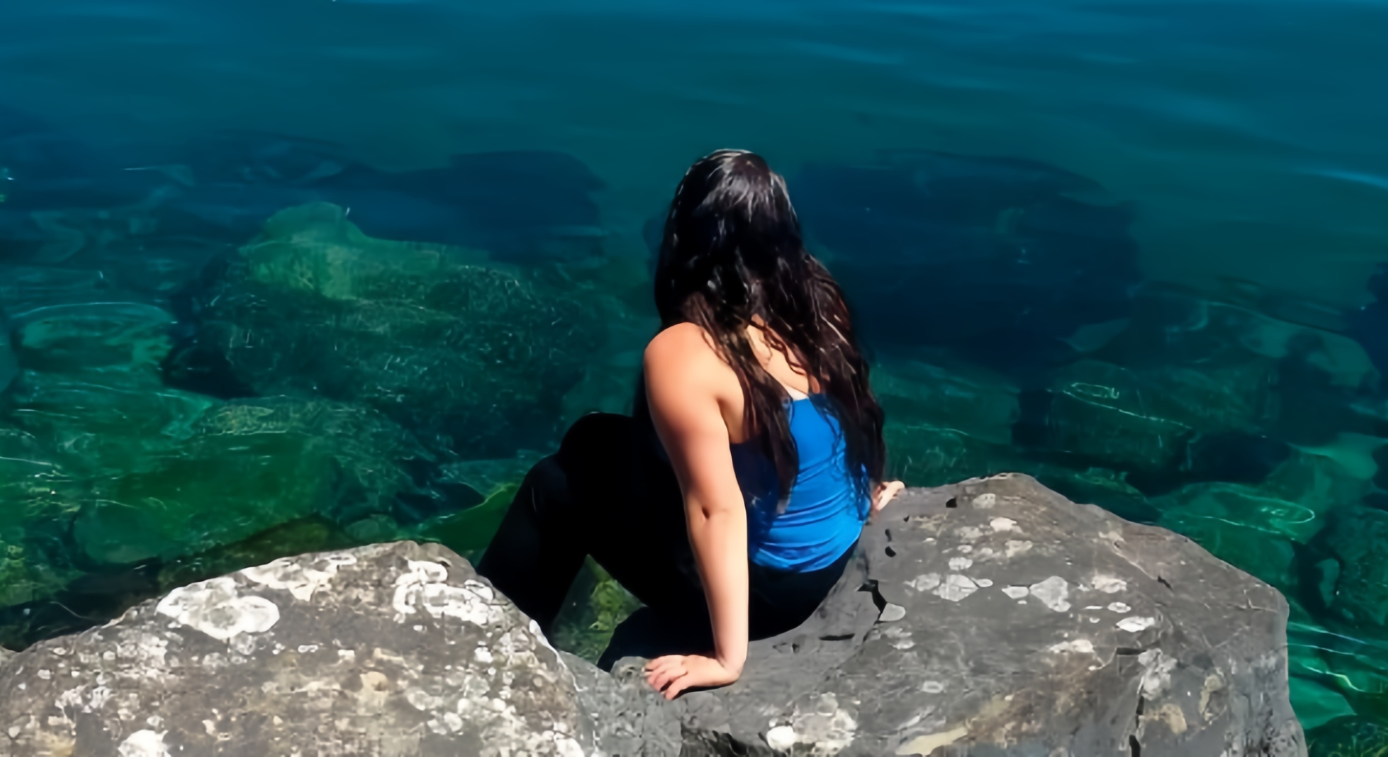 Elsie Monge en la sala de su departamento en Quito. Marzo de 2022. Foto: Karen Toro A.