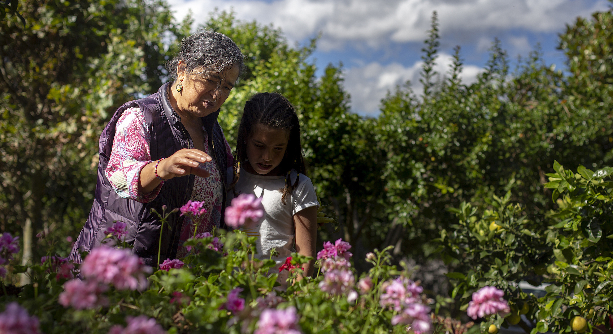 Elsie Monge en la sala de su departamento en Quito. Marzo de 2022. Foto: Karen Toro A.