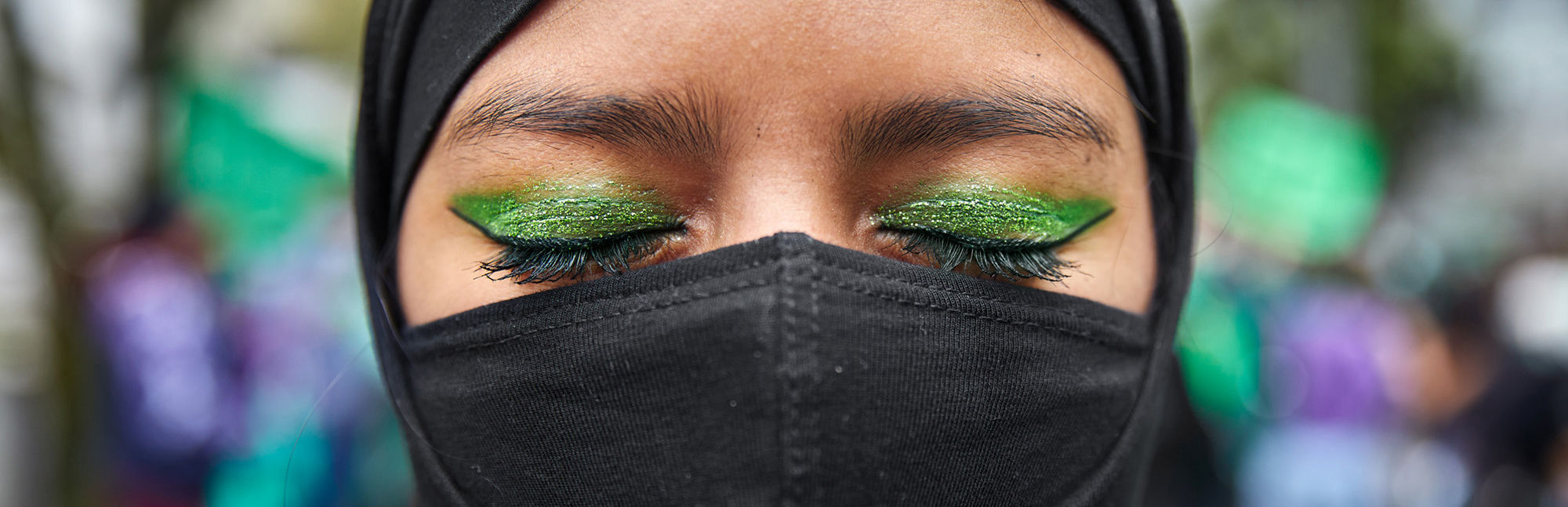 Elsie Monge en la sala de su departamento en Quito. Marzo de 2022. Foto: Karen Toro A.