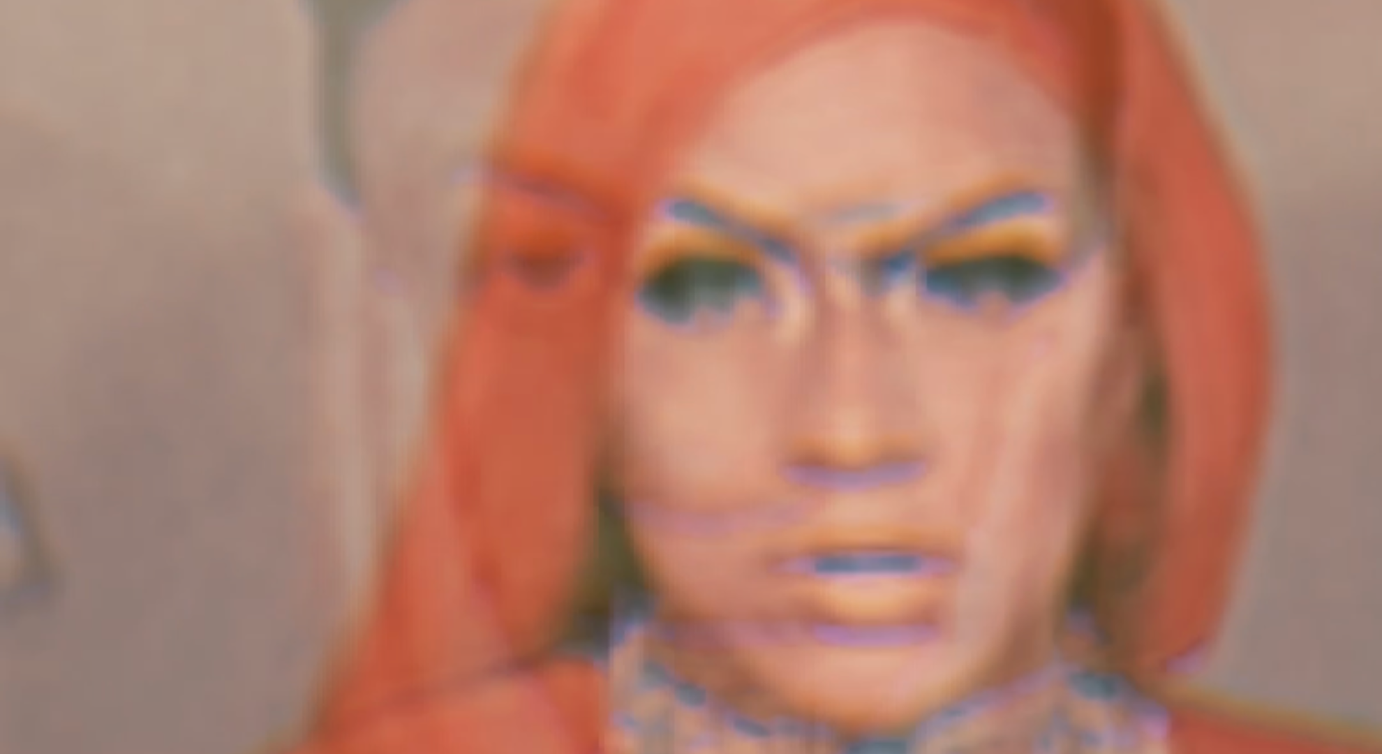 Elsie Monge en la sala de su departamento en Quito. Marzo de 2022. Foto: Karen Toro A.