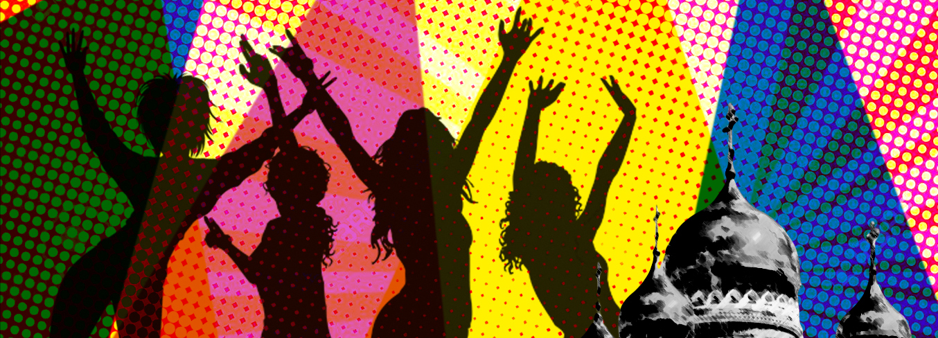 Elsie Monge en la sala de su departamento en Quito. Marzo de 2022. Foto: Karen Toro A.