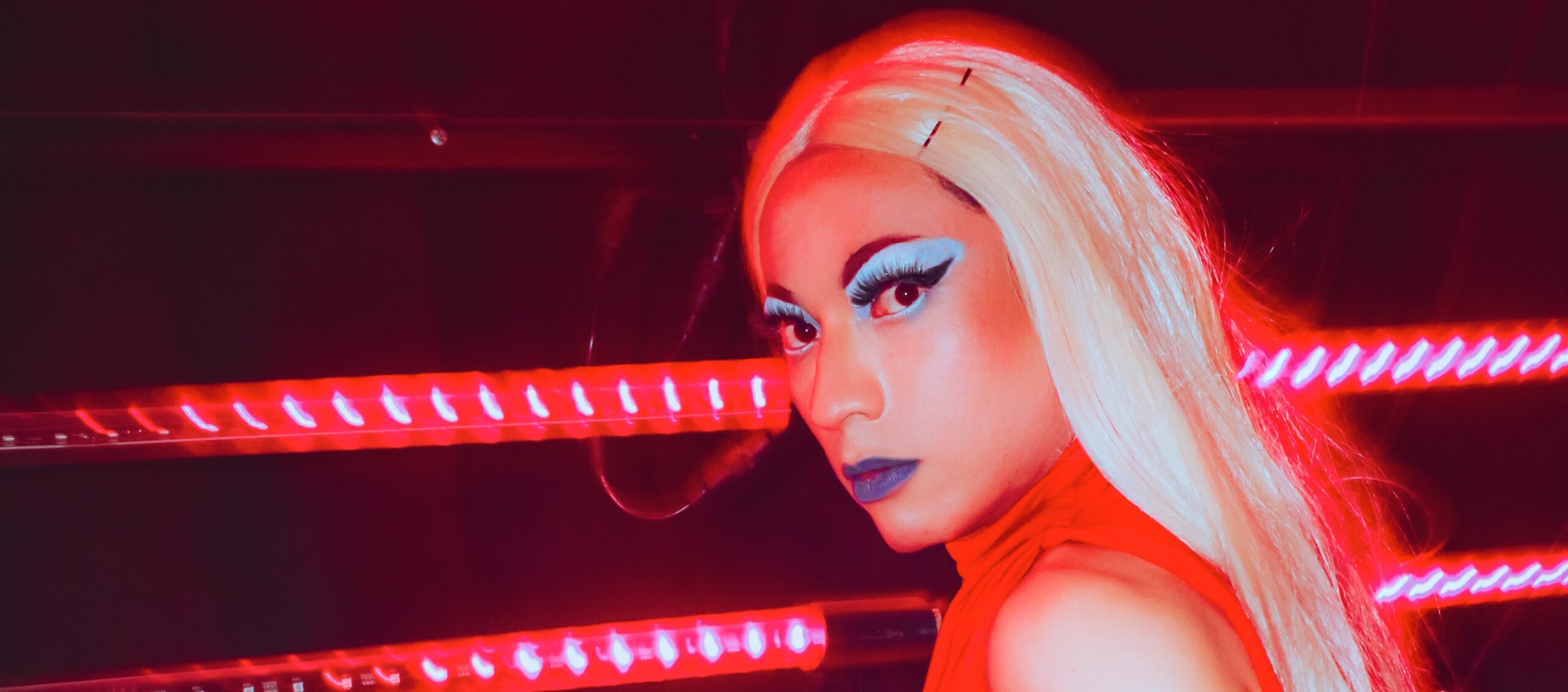 Elsie Monge en la sala de su departamento en Quito. Marzo de 2022. Foto: Karen Toro A.