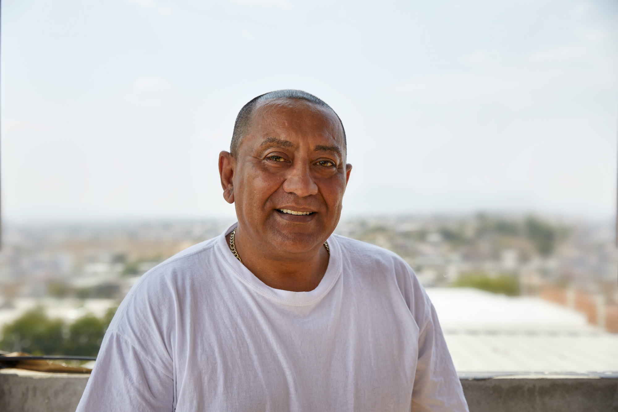Elsie Monge en la sala de su departamento en Quito. Marzo de 2022. Foto: Karen Toro A.