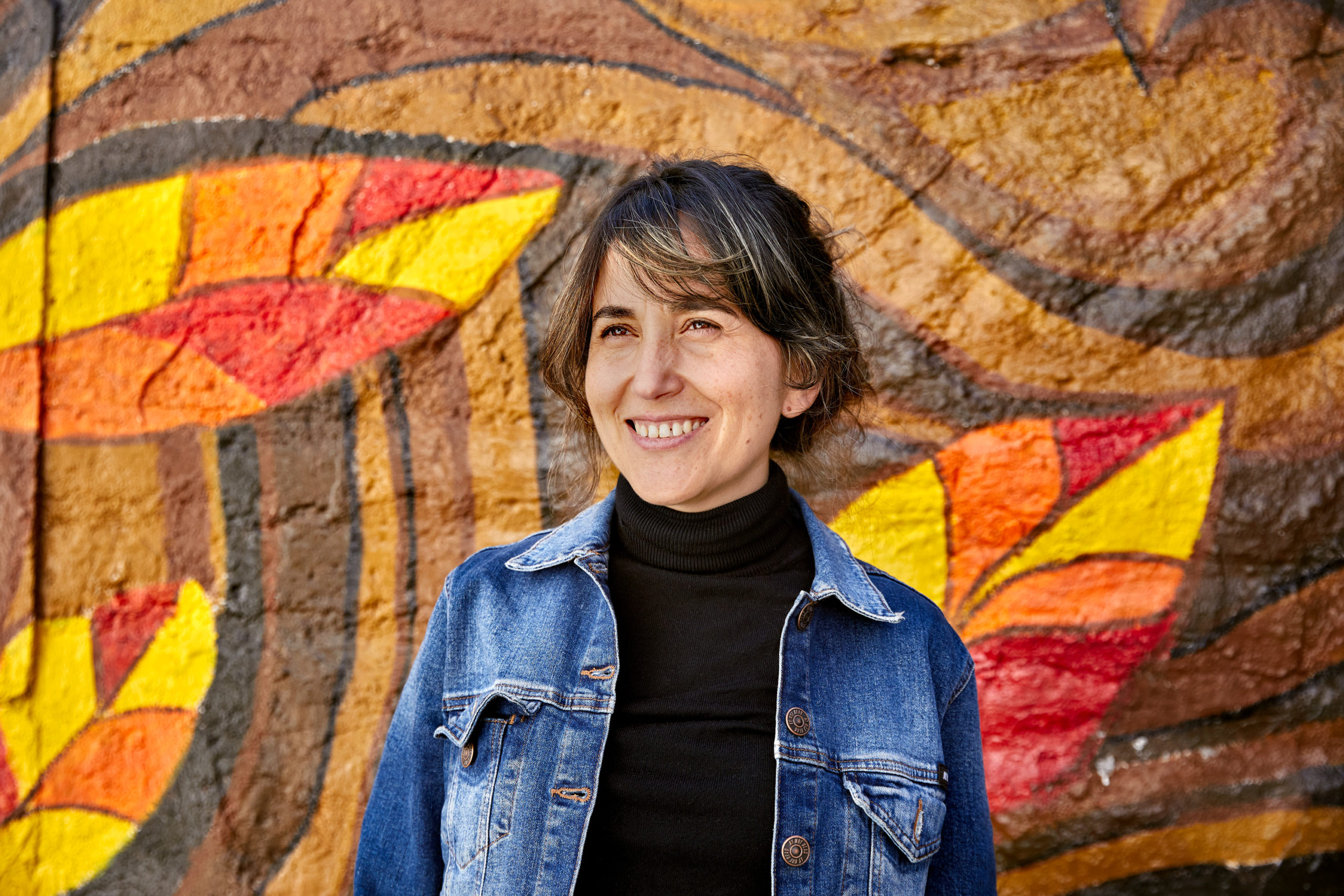 Elsie Monge en la sala de su departamento en Quito. Marzo de 2022. Foto: Karen Toro A.