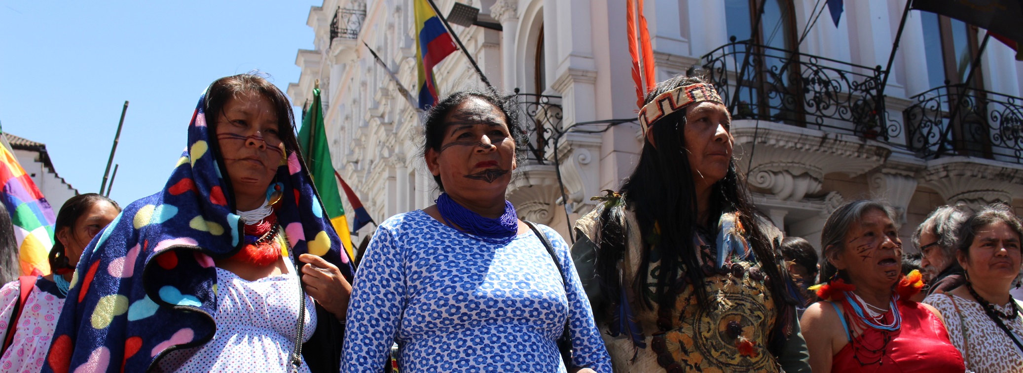 Elsie Monge en la sala de su departamento en Quito. Marzo de 2022. Foto: Karen Toro A.