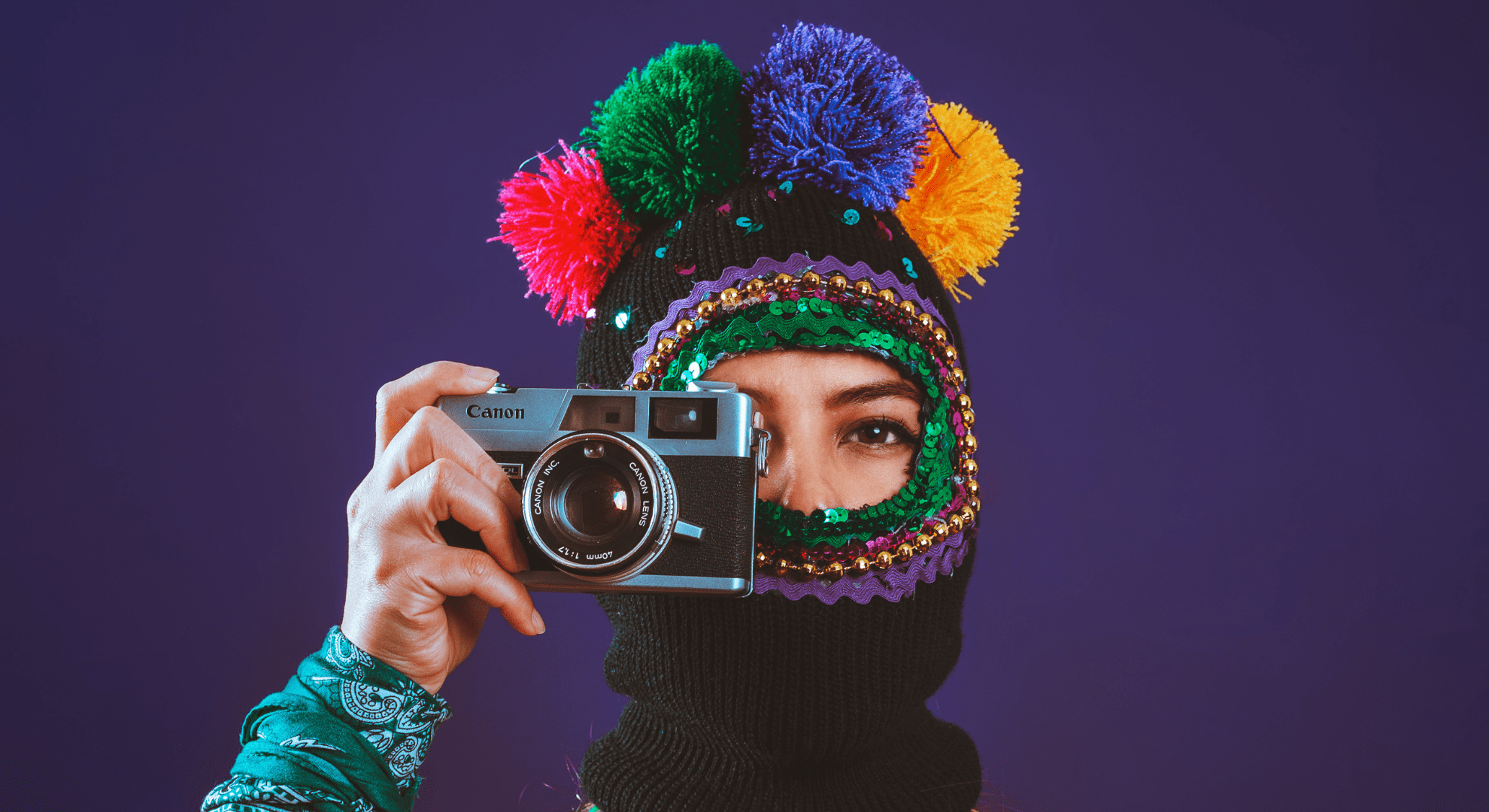 Elsie Monge en la sala de su departamento en Quito. Marzo de 2022. Foto: Karen Toro A.