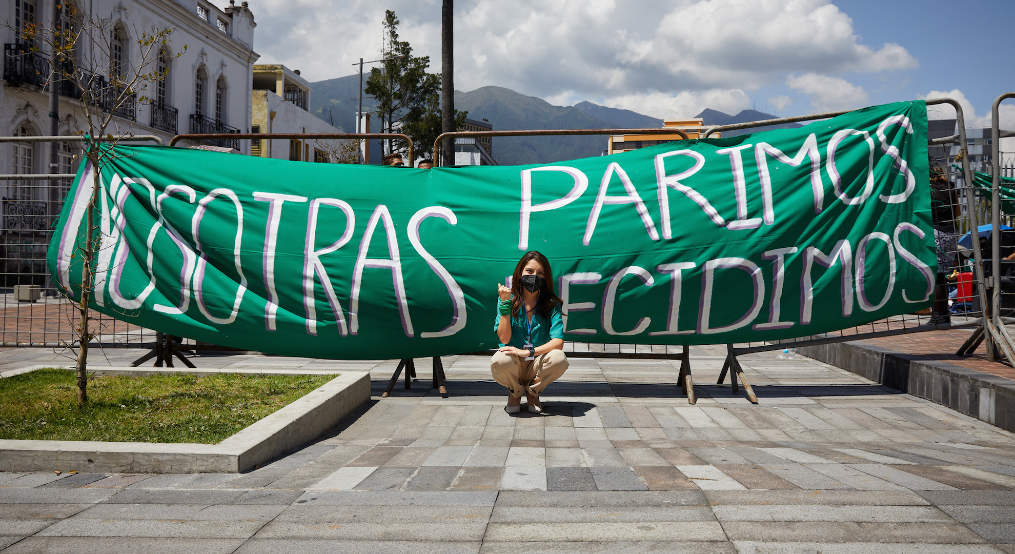 Elsie Monge en la sala de su departamento en Quito. Marzo de 2022. Foto: Karen Toro A.