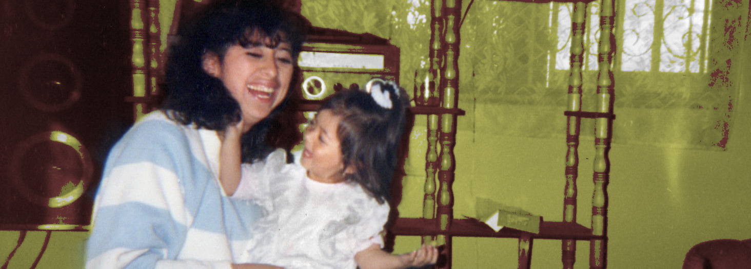 Elsie Monge en la sala de su departamento en Quito. Marzo de 2022. Foto: Karen Toro A.