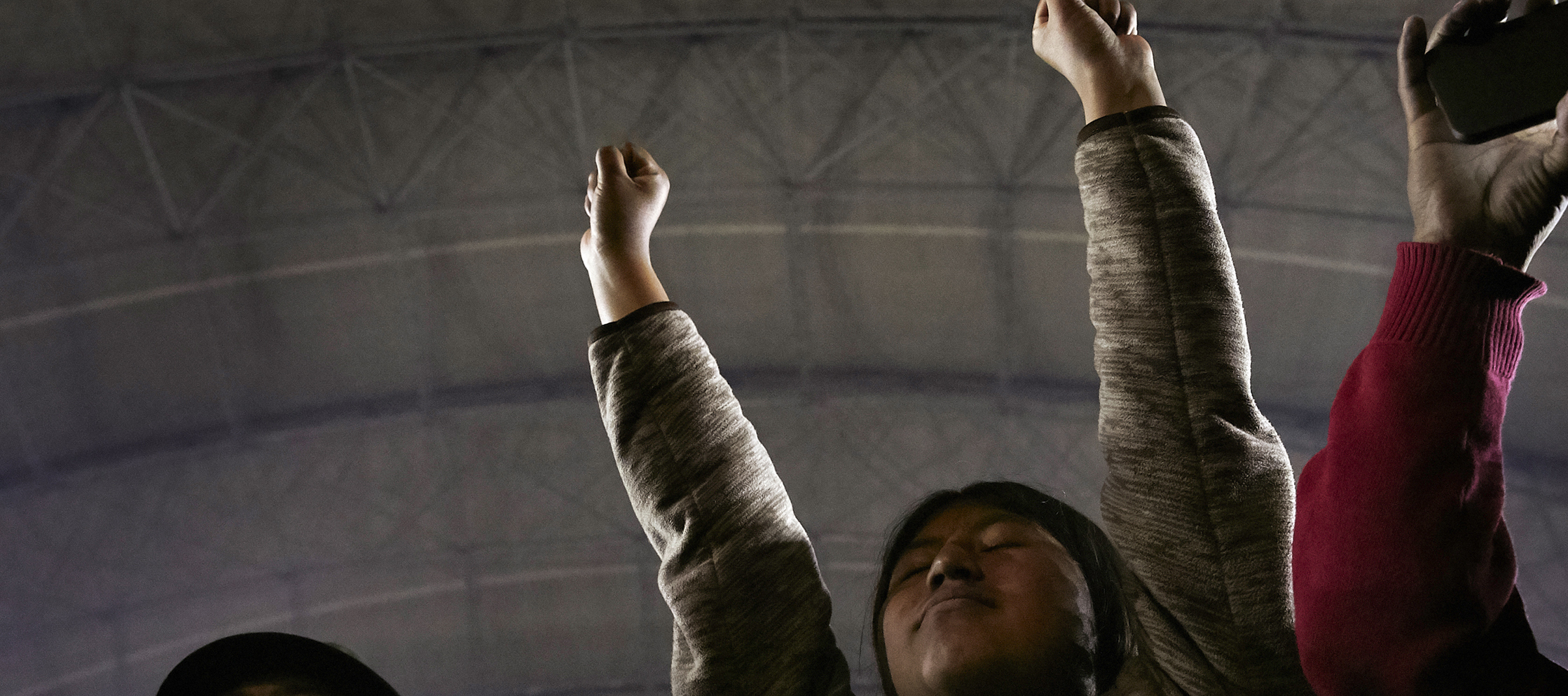 Elsie Monge en la sala de su departamento en Quito. Marzo de 2022. Foto: Karen Toro A.