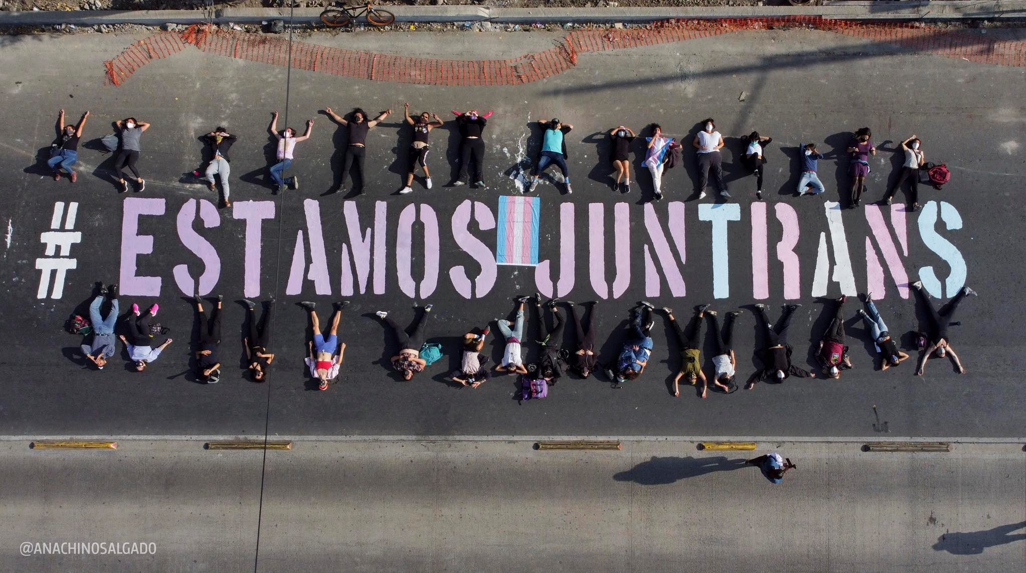 Elsie Monge en la sala de su departamento en Quito. Marzo de 2022. Foto: Karen Toro A.