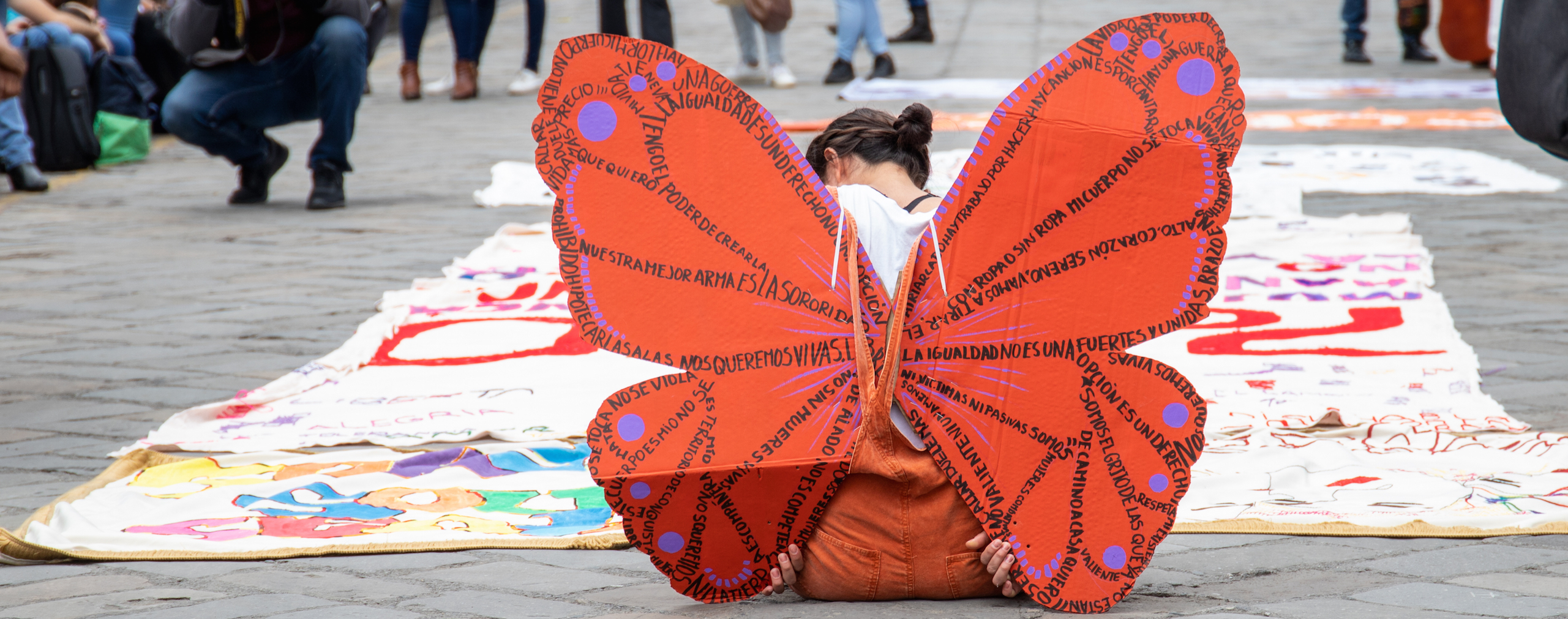 Elsie Monge en la sala de su departamento en Quito. Marzo de 2022. Foto: Karen Toro A.