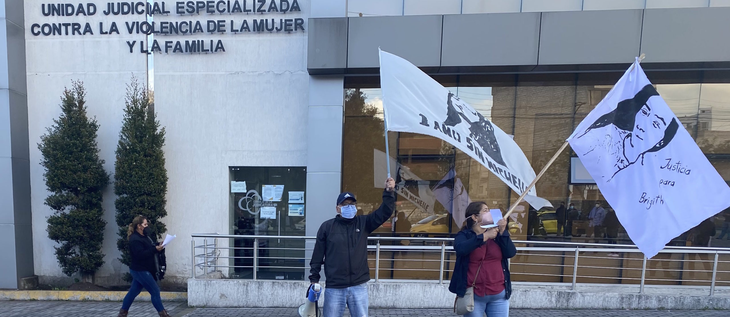Elsie Monge en la sala de su departamento en Quito. Marzo de 2022. Foto: Karen Toro A.