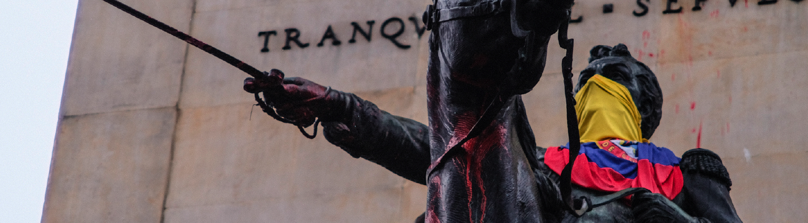 Elsie Monge en la sala de su departamento en Quito. Marzo de 2022. Foto: Karen Toro A.