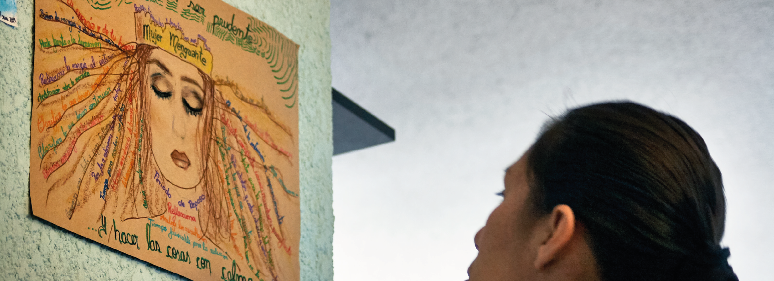 Elsie Monge en la sala de su departamento en Quito. Marzo de 2022. Foto: Karen Toro A.