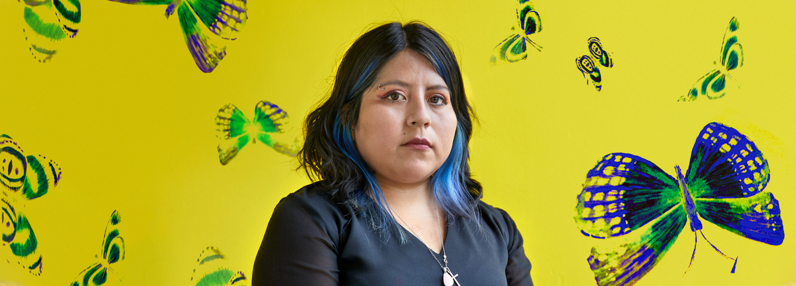 Elsie Monge en la sala de su departamento en Quito. Marzo de 2022. Foto: Karen Toro A.