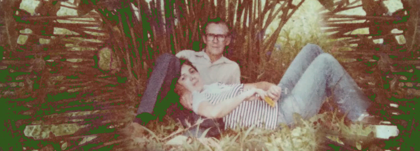 Elsie Monge en la sala de su departamento en Quito. Marzo de 2022. Foto: Karen Toro A.