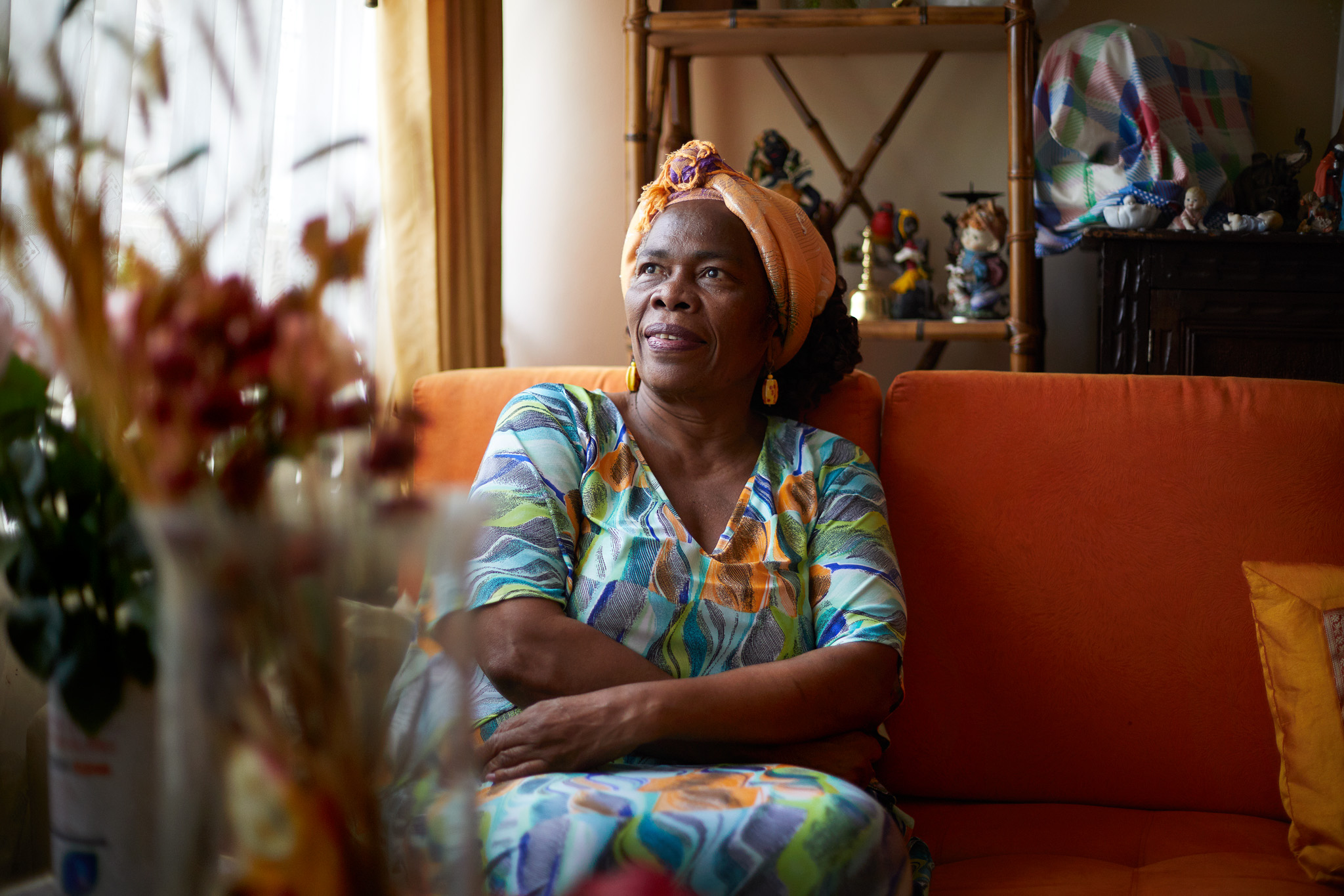 Elsie Monge en la sala de su departamento en Quito. Marzo de 2022. Foto: Karen Toro A.