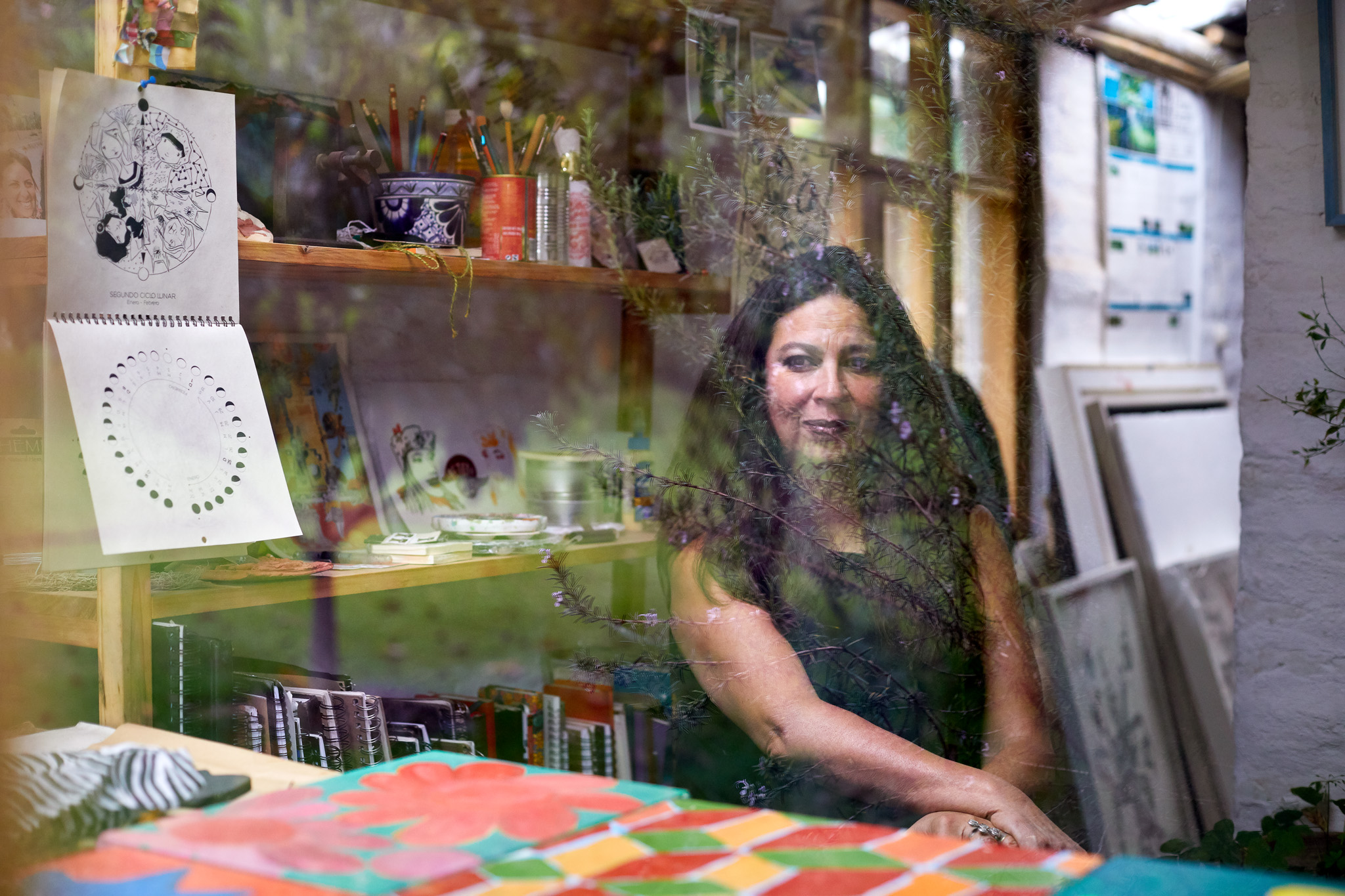 Elsie Monge en la sala de su departamento en Quito. Marzo de 2022. Foto: Karen Toro A.