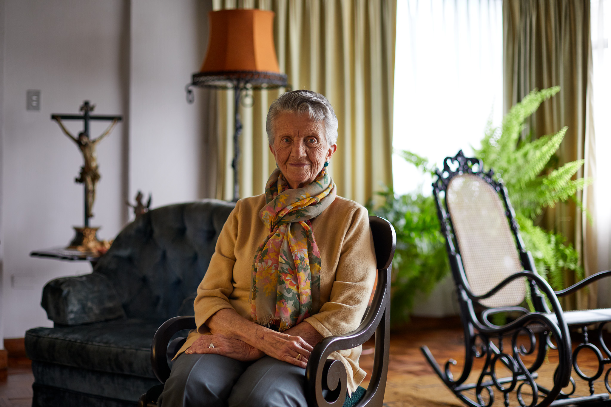 Elsie Monge en la sala de su departamento en Quito. Marzo de 2022. Foto: Karen Toro A.