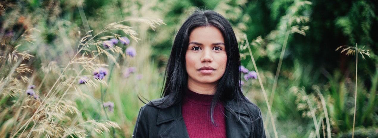 Elsie Monge en la sala de su departamento en Quito. Marzo de 2022. Foto: Karen Toro A.
