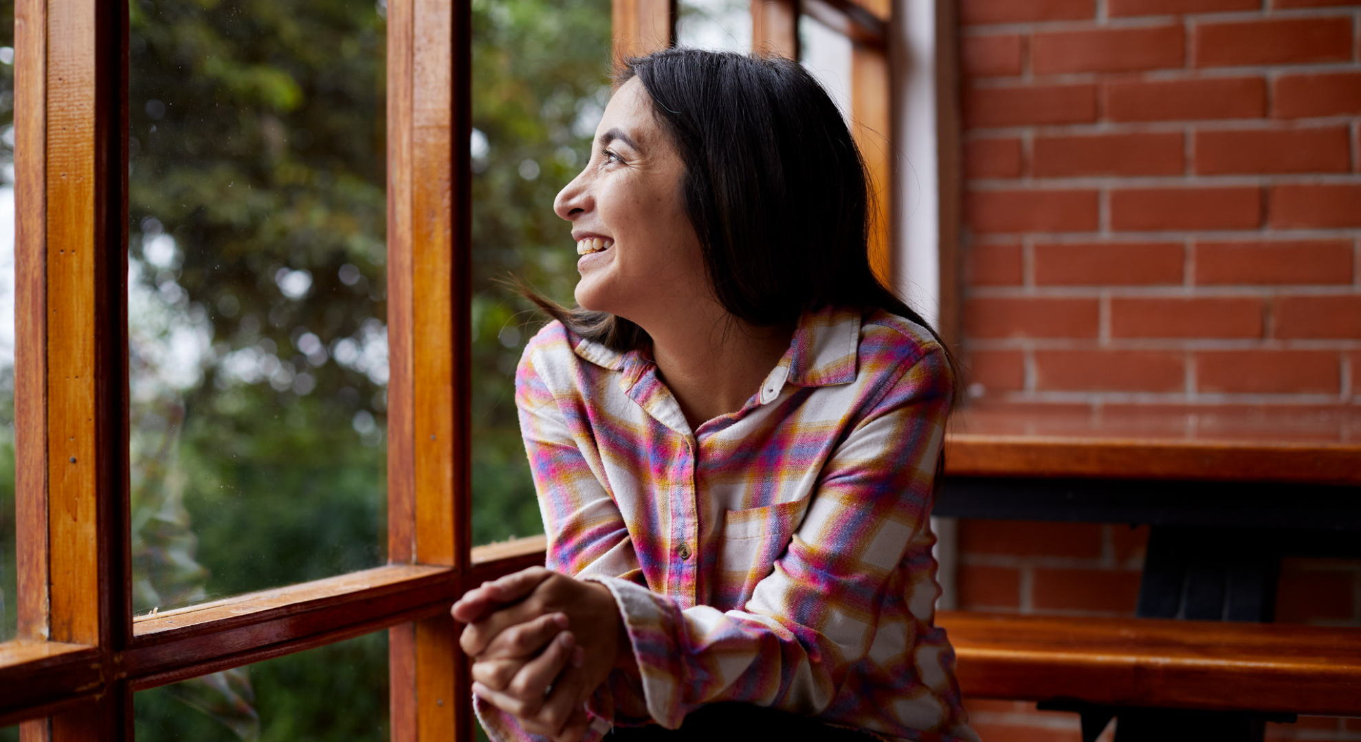 Elsie Monge en la sala de su departamento en Quito. Marzo de 2022. Foto: Karen Toro A.