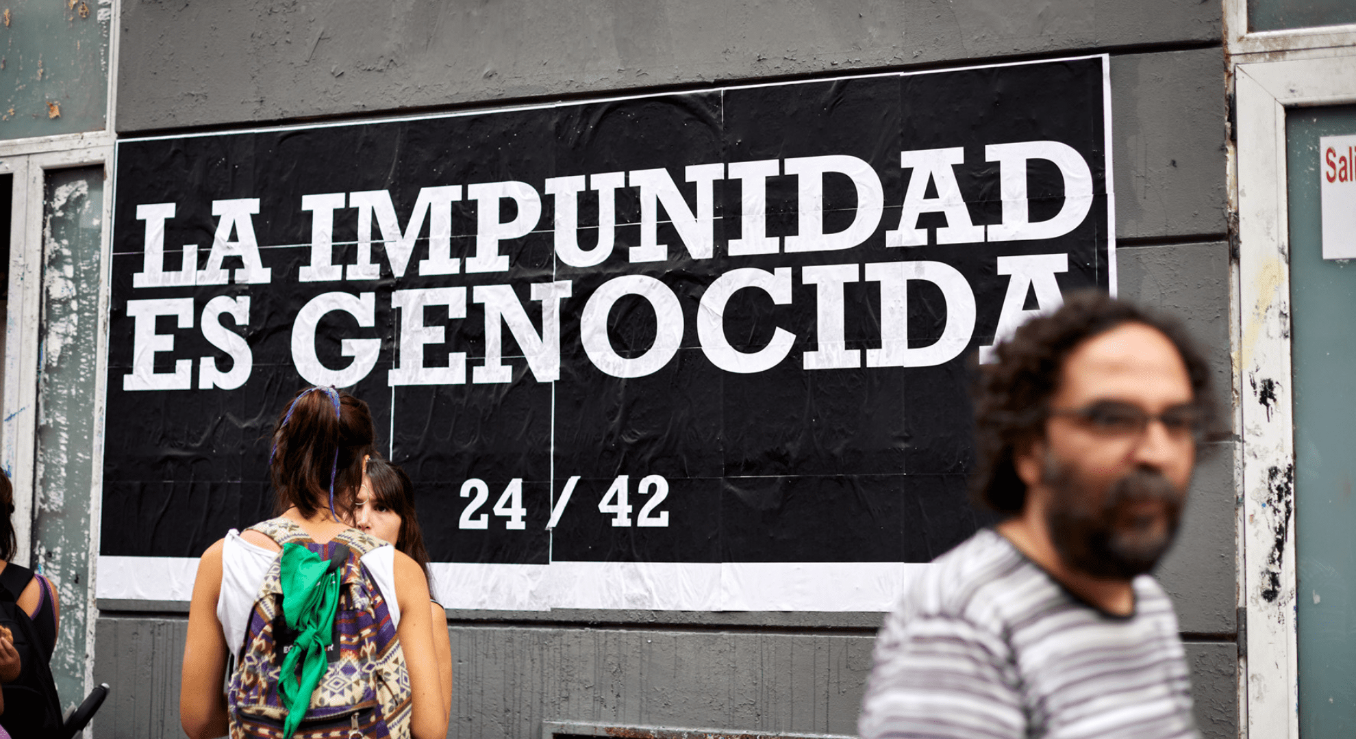 Elsie Monge en la sala de su departamento en Quito. Marzo de 2022. Foto: Karen Toro A.