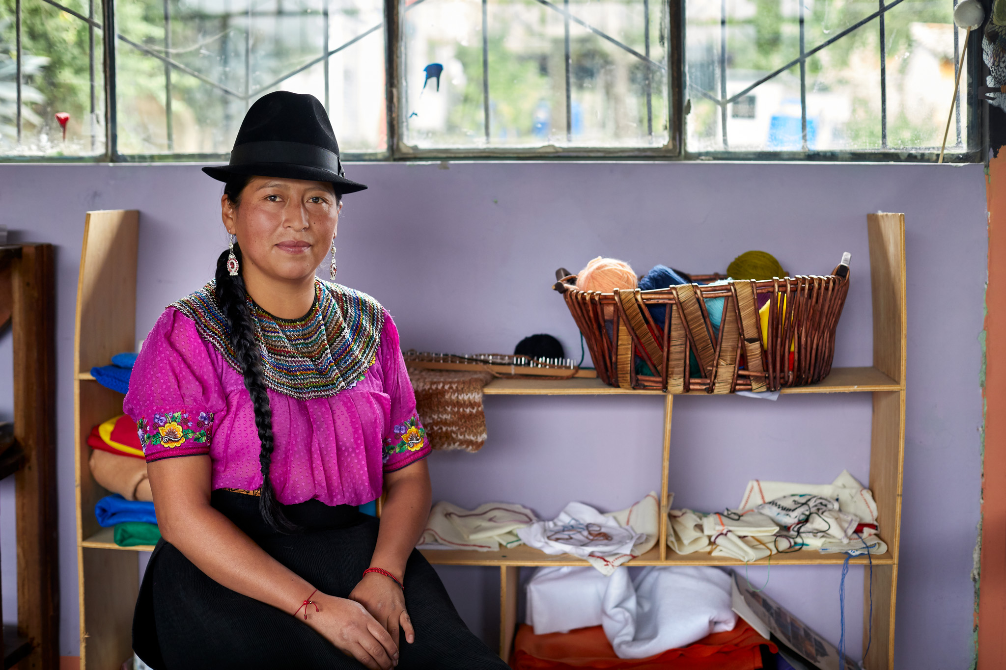 Elsie Monge en la sala de su departamento en Quito. Marzo de 2022. Foto: Karen Toro A.