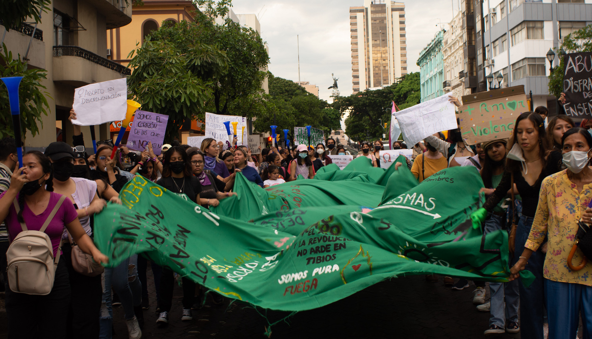Elsie Monge en la sala de su departamento en Quito. Marzo de 2022. Foto: Karen Toro A.