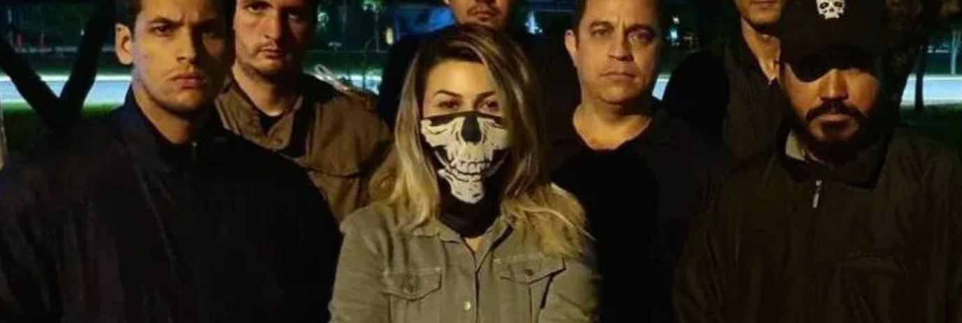 Elsie Monge en la sala de su departamento en Quito. Marzo de 2022. Foto: Karen Toro A.