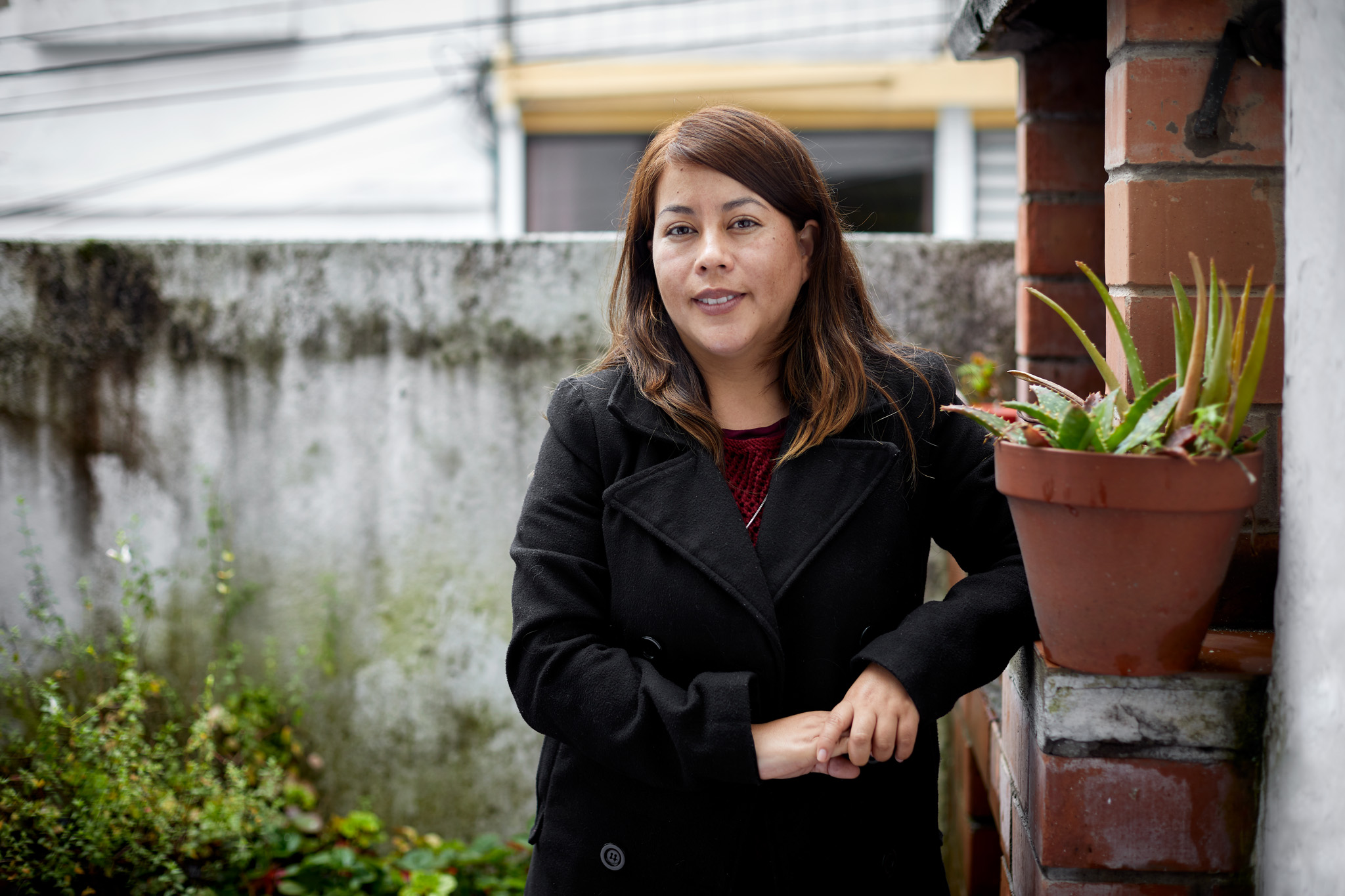 Elsie Monge en la sala de su departamento en Quito. Marzo de 2022. Foto: Karen Toro A.