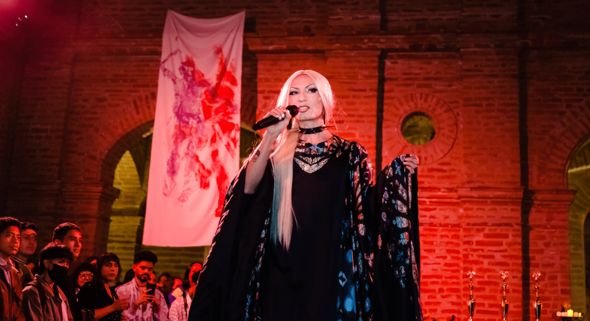 Elsie Monge en la sala de su departamento en Quito. Marzo de 2022. Foto: Karen Toro A.