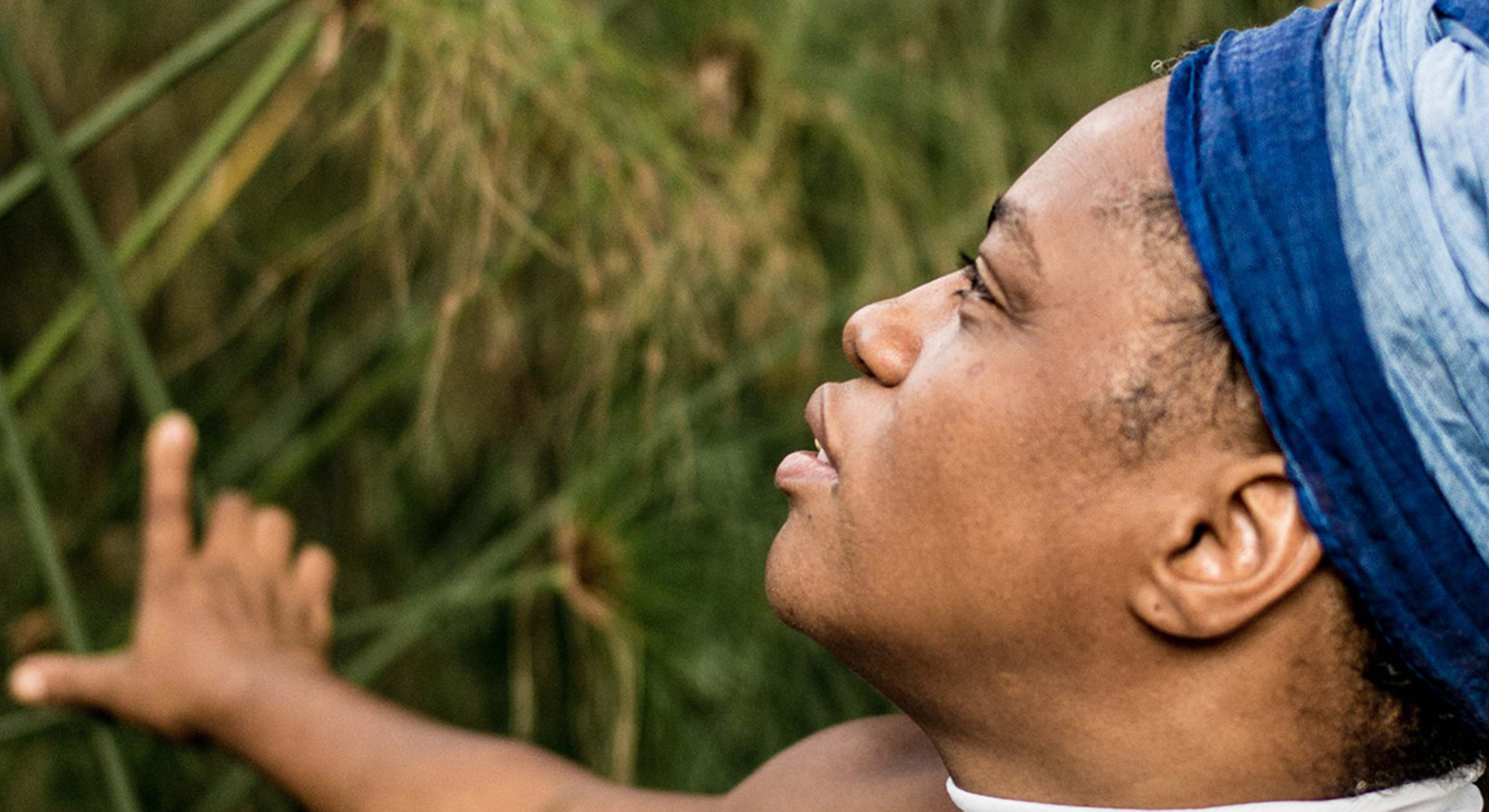 Elsie Monge en la sala de su departamento en Quito. Marzo de 2022. Foto: Karen Toro A.