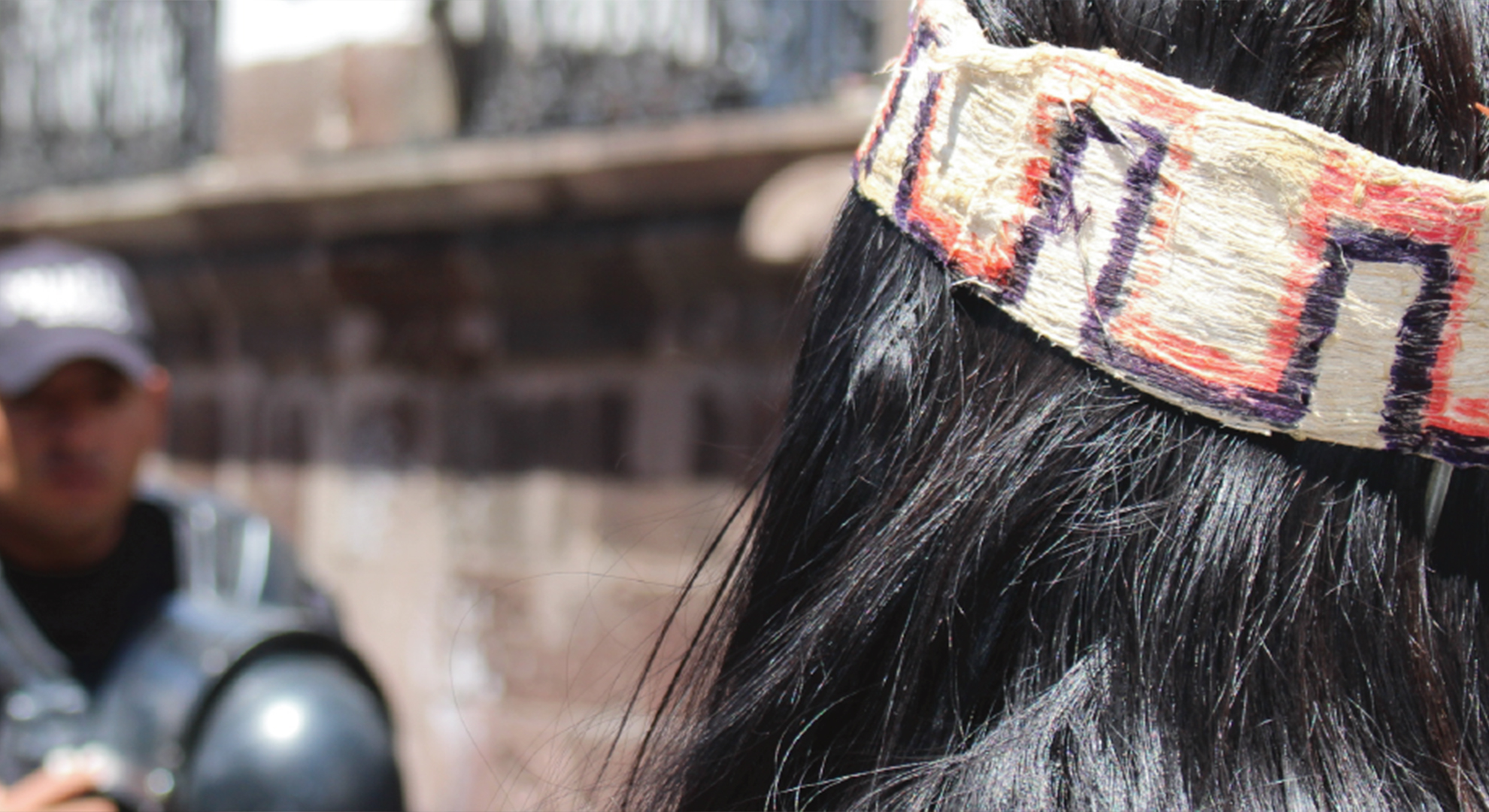 Elsie Monge en la sala de su departamento en Quito. Marzo de 2022. Foto: Karen Toro A.