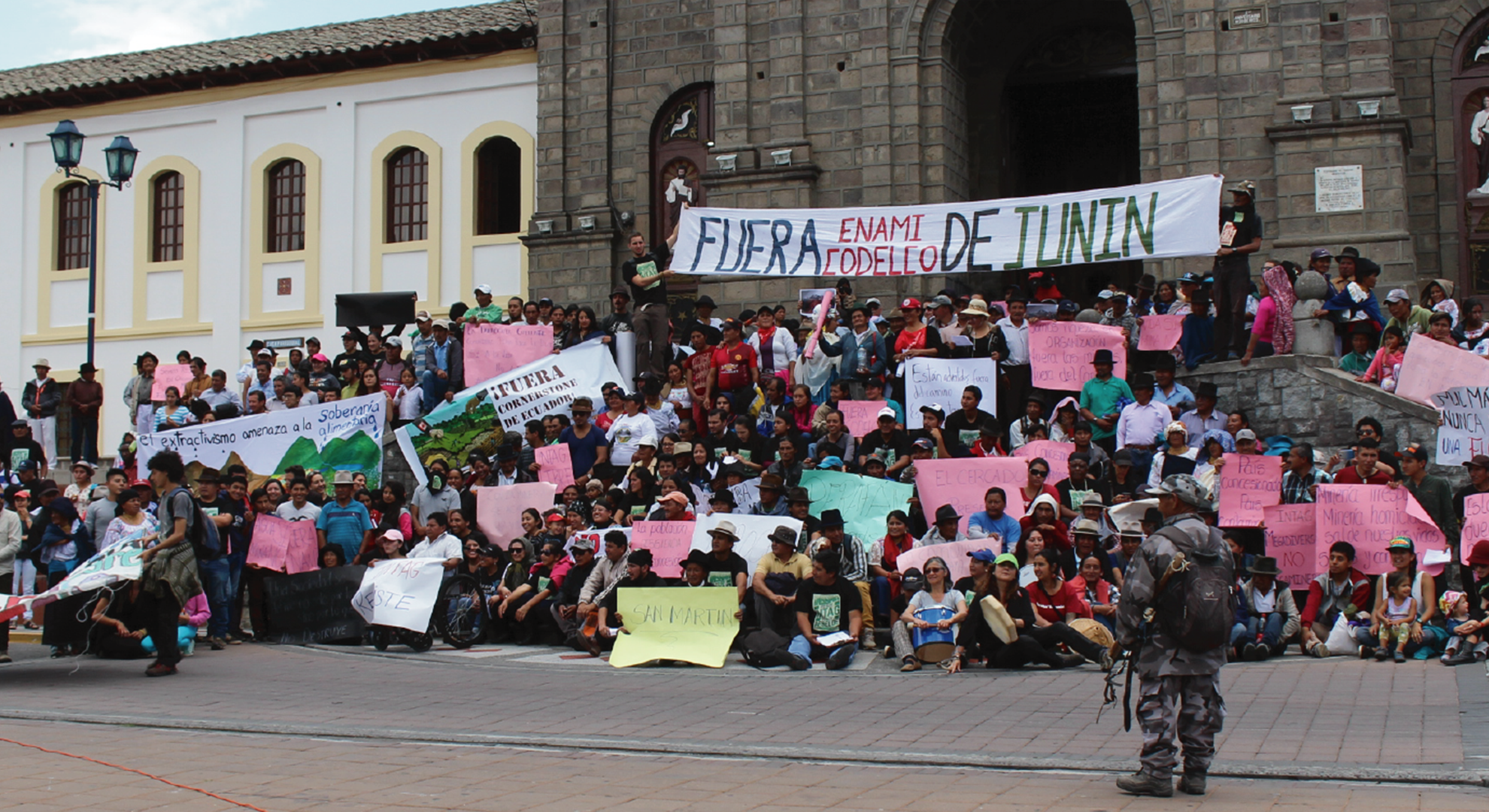 Elsie Monge en la sala de su departamento en Quito. Marzo de 2022. Foto: Karen Toro A.