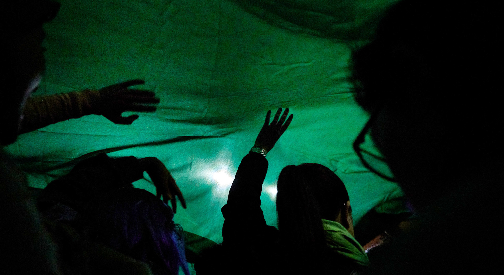 Elsie Monge en la sala de su departamento en Quito. Marzo de 2022. Foto: Karen Toro A.