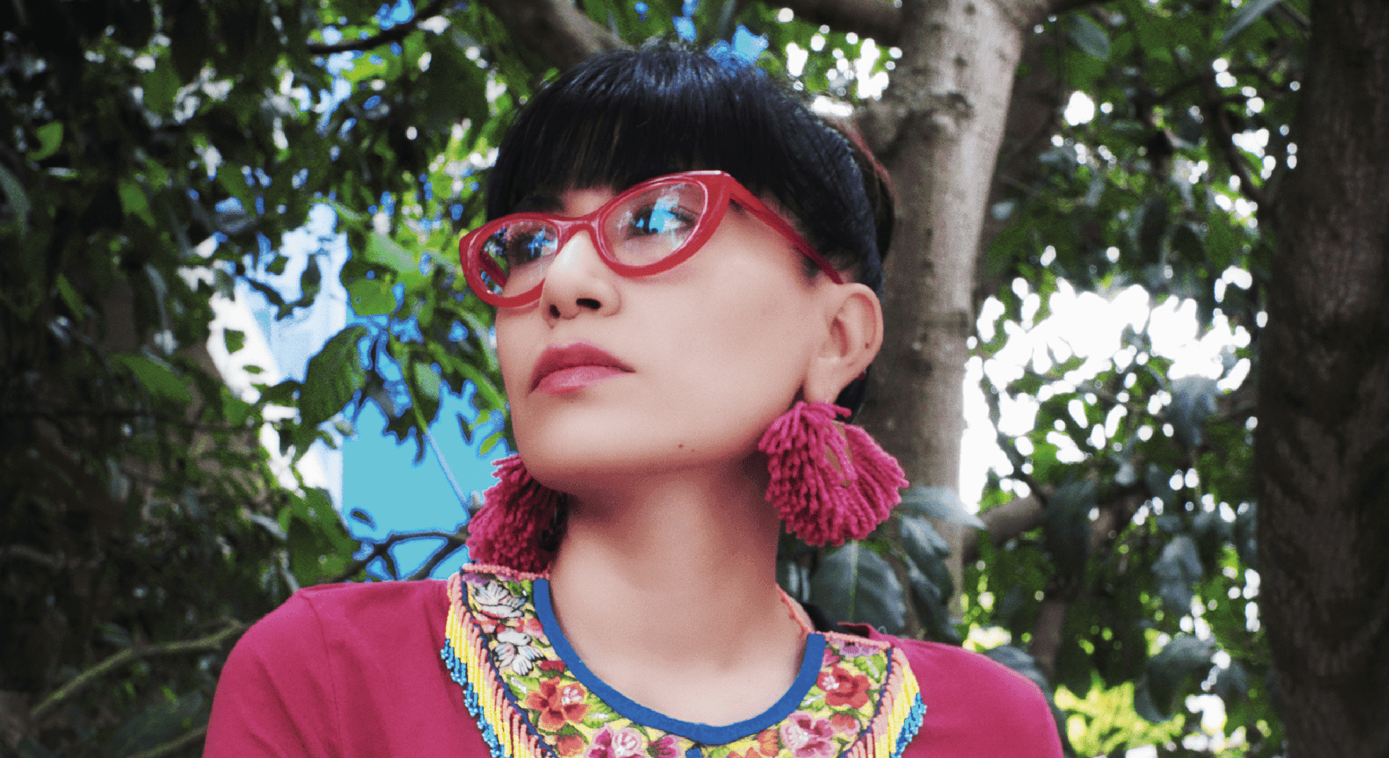 Elsie Monge en la sala de su departamento en Quito. Marzo de 2022. Foto: Karen Toro A.