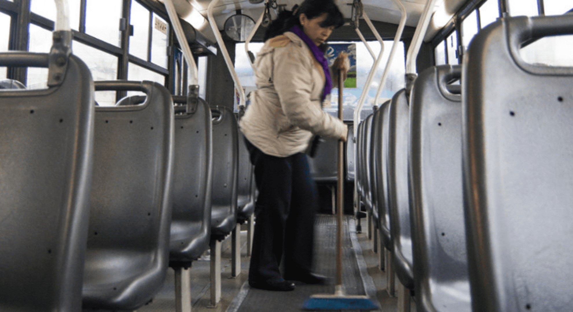 Elsie Monge en la sala de su departamento en Quito. Marzo de 2022. Foto: Karen Toro A.