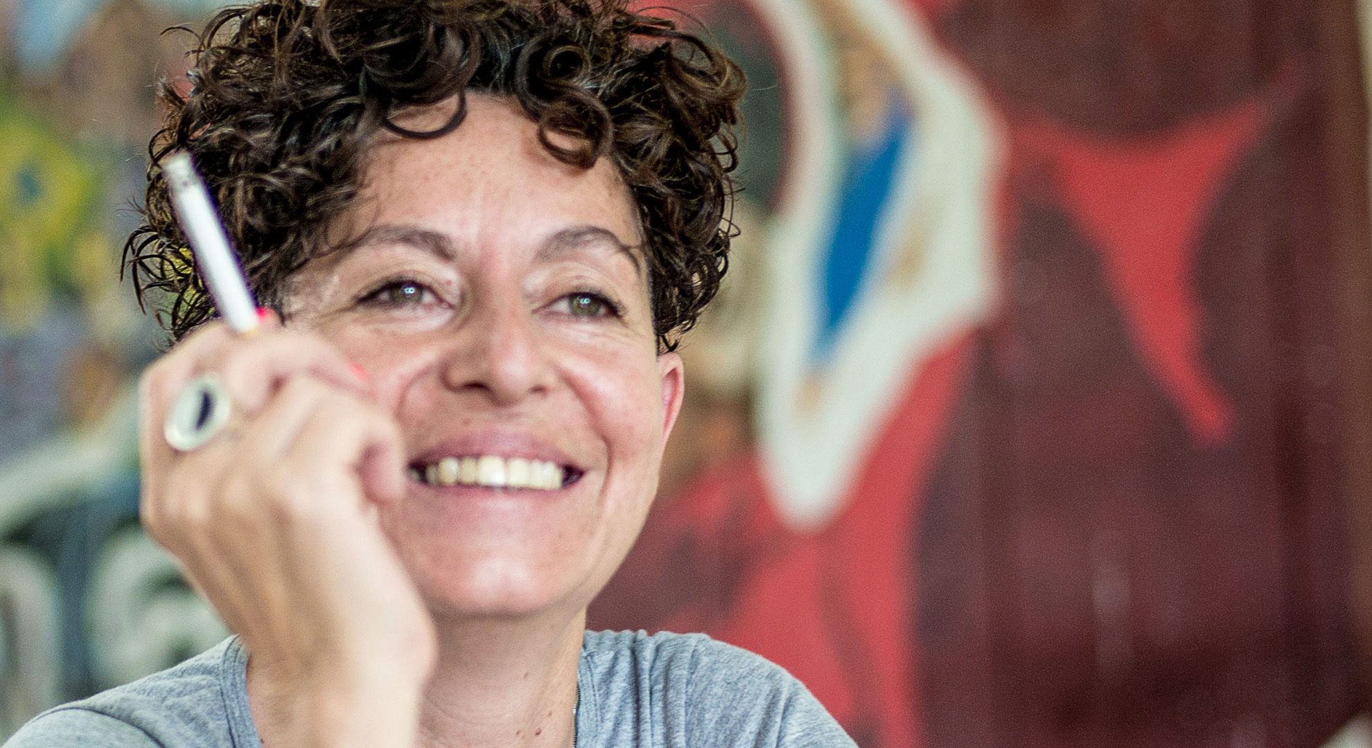 Elsie Monge en la sala de su departamento en Quito. Marzo de 2022. Foto: Karen Toro A.