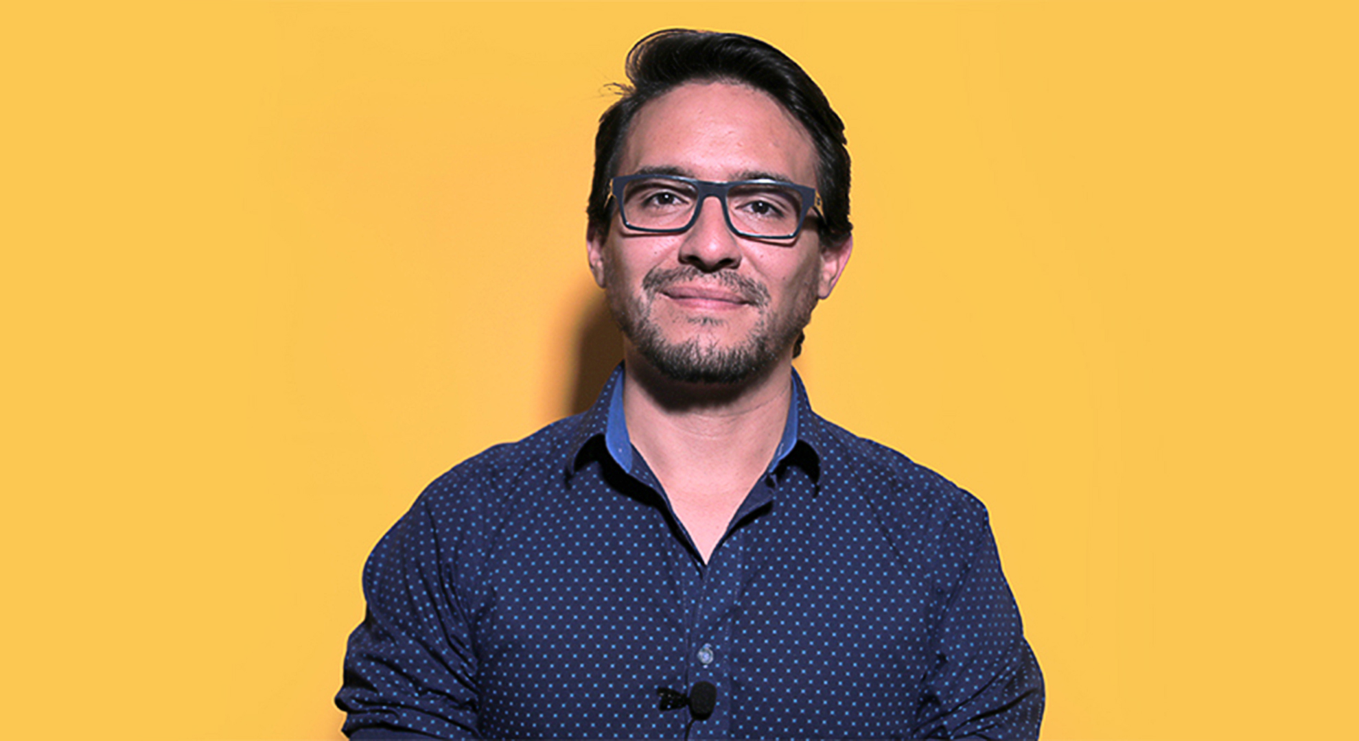 Elsie Monge en la sala de su departamento en Quito. Marzo de 2022. Foto: Karen Toro A.