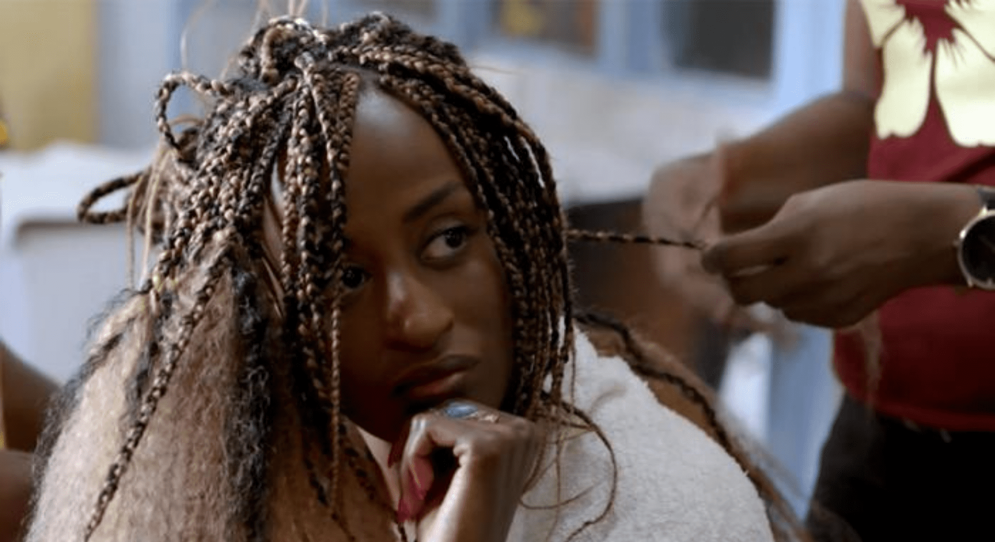 Elsie Monge en la sala de su departamento en Quito. Marzo de 2022. Foto: Karen Toro A.