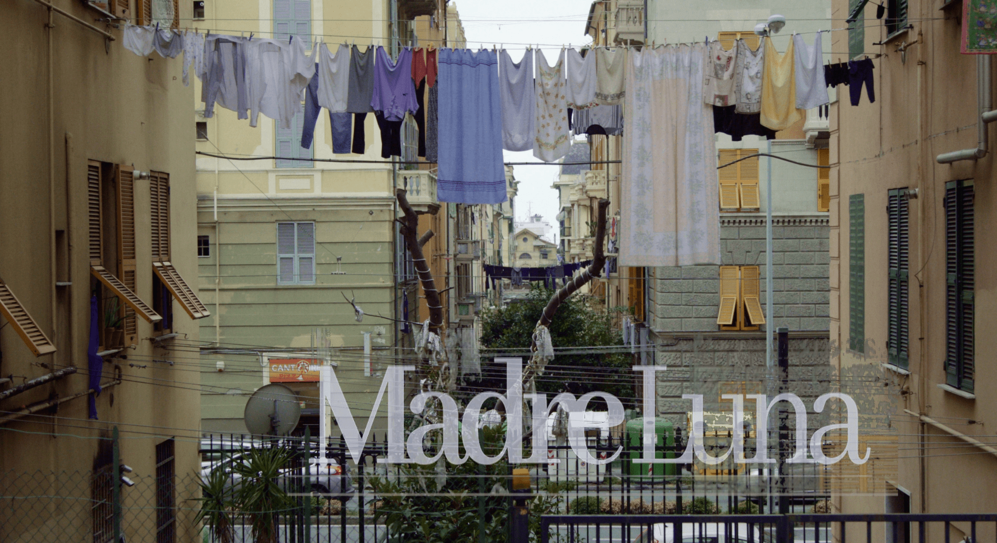 Elsie Monge en la sala de su departamento en Quito. Marzo de 2022. Foto: Karen Toro A.
