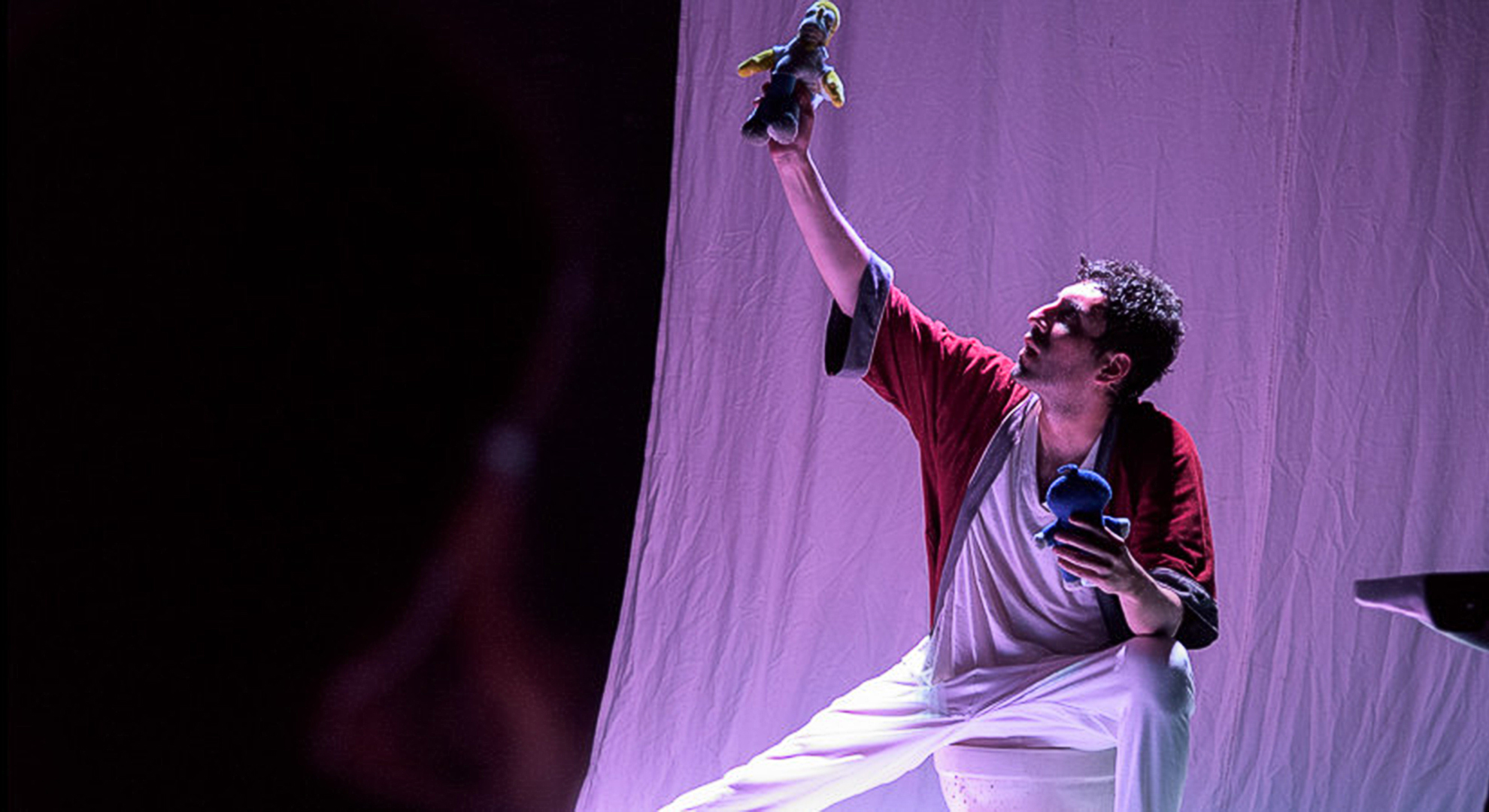 Elsie Monge en la sala de su departamento en Quito. Marzo de 2022. Foto: Karen Toro A.