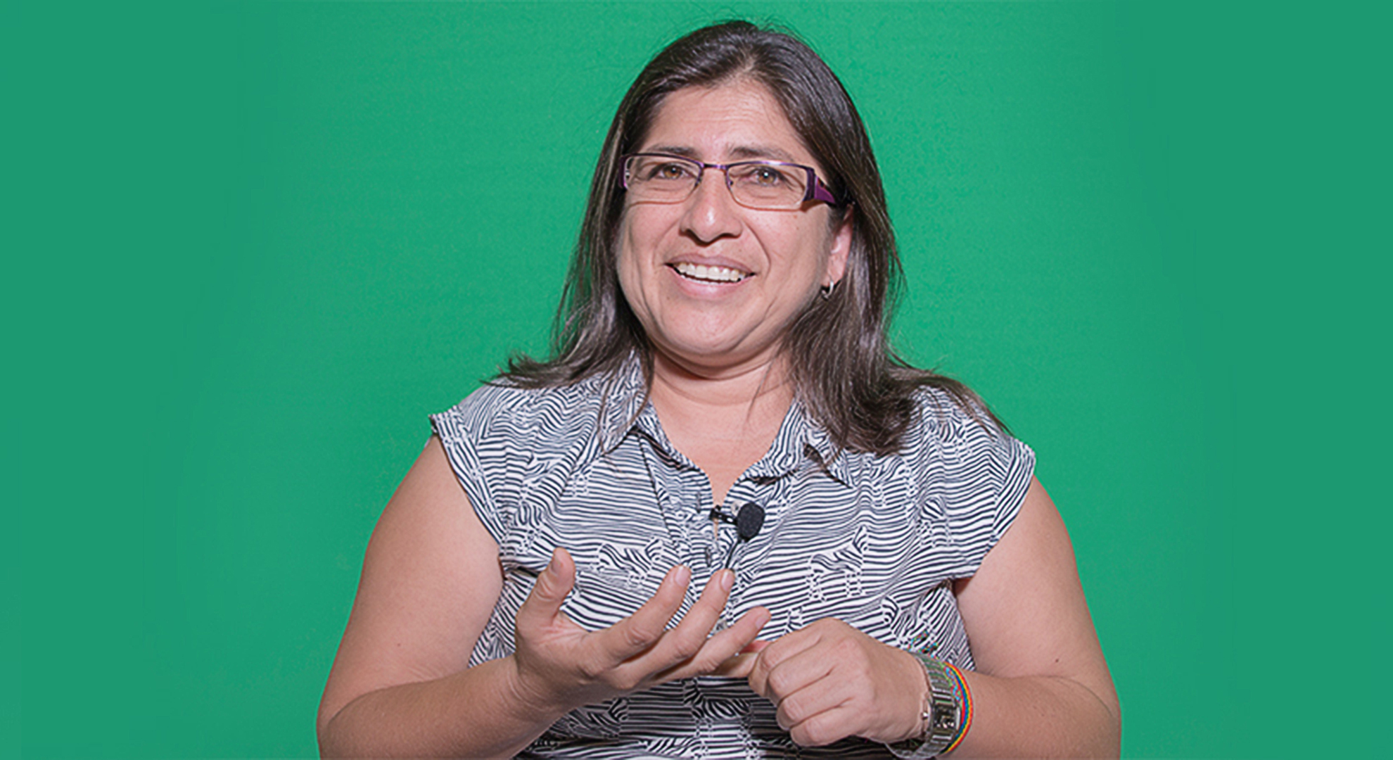 Elsie Monge en la sala de su departamento en Quito. Marzo de 2022. Foto: Karen Toro A.