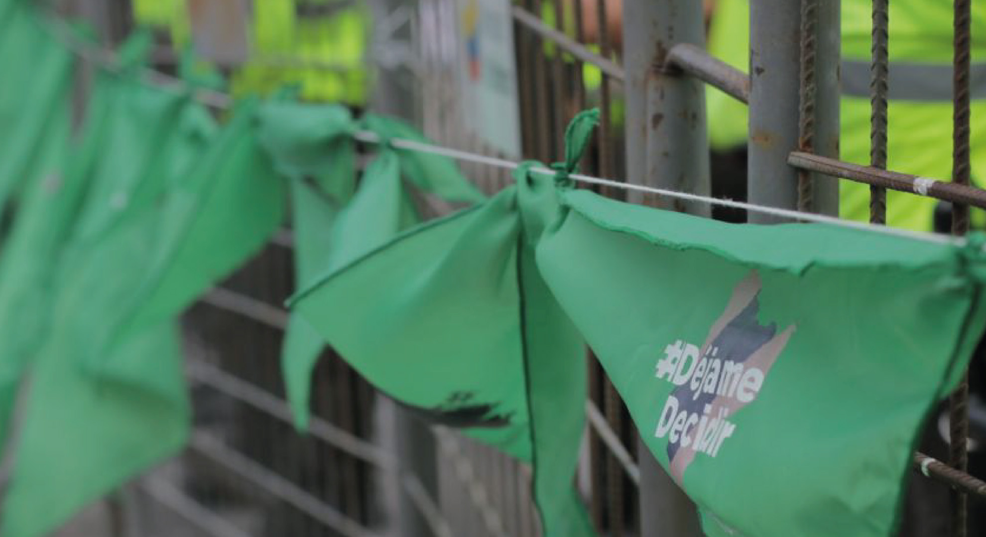 Elsie Monge en la sala de su departamento en Quito. Marzo de 2022. Foto: Karen Toro A.